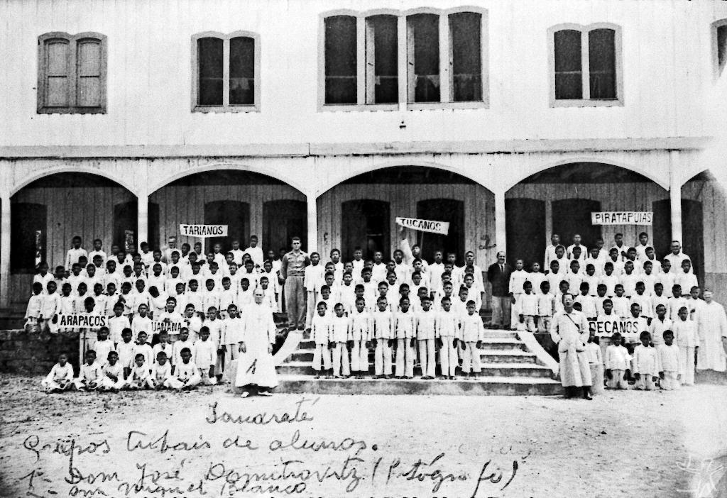 Grupos de alunos separados por etnia. Internato da Missão Salesiana. Iauaretê. © Arquivo da Diocese de São Gabriel da Cachoeira