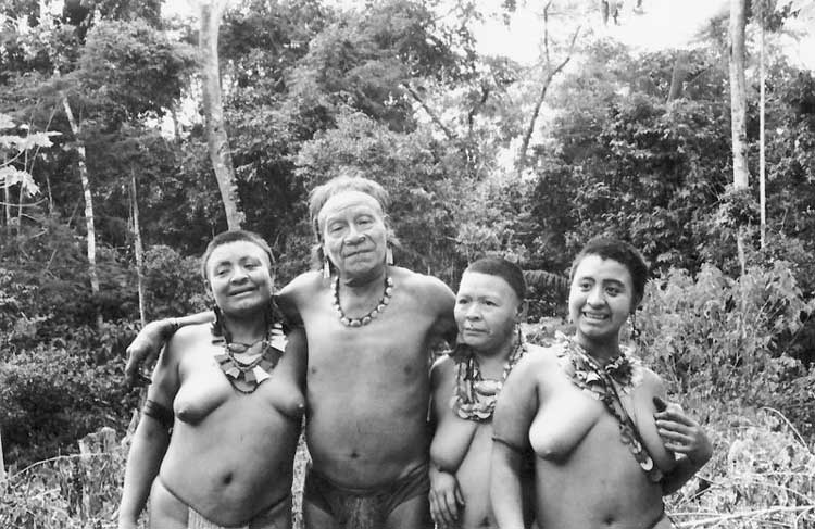Kunibu and his family in the Akuntsu village. Photo: Adelino de Lucena Mendes, 2002.