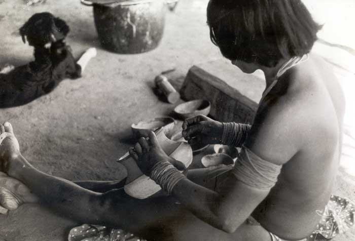 Fazendo um pote. Foto: Lucia H. van Velthem, 1975.
