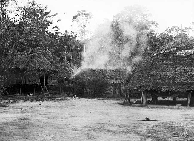 Vista parcial da aldeia Anapuaka no médio-alto Rio Paru de Leste, no Pará. Foto: Daniel Schoepf, 1978.