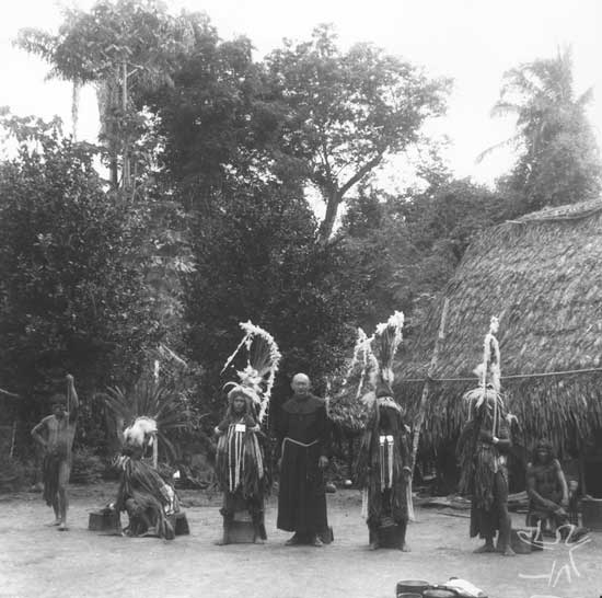 Índios com o Frei. Foto: Protasio Frikel, 1955.