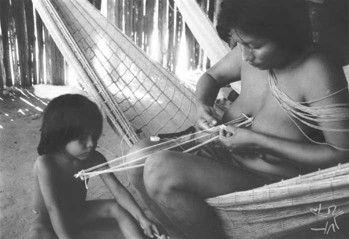 Confeccionando um bracelete feminino na aldeia Apalai. foto: Paula Morgado, 1989.