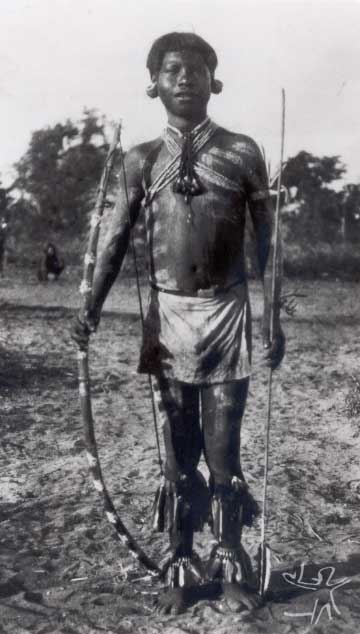 Jovem apinajé paramentado e dispondo de arco e flecha cerimoniais. Foto: Curt Nimuendaju, 1931.