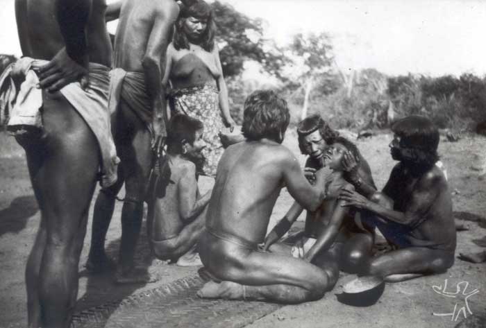 Perfuração do lábio em ritual de iniciação. Foto: Curt Nimuendaju, 1937.