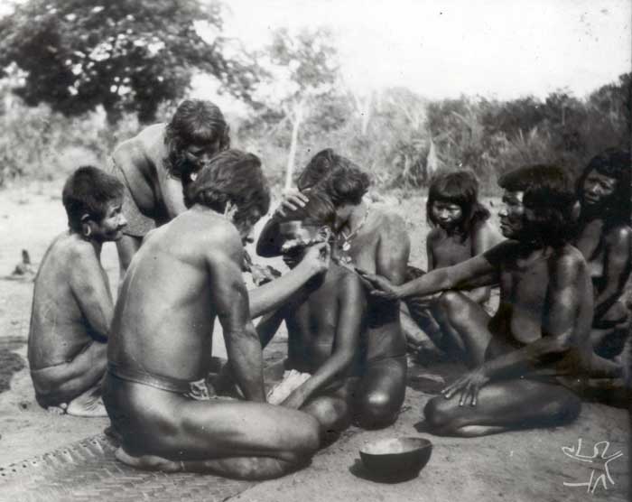 Perfuração da orelha em ritual de iniciação. Foto: Curt Nimuendaju, 1937.