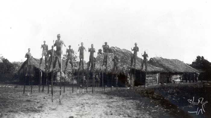 Homens sobre andas caminhando pela aldeia. Foto: Curt Nimuendaju, 1937.