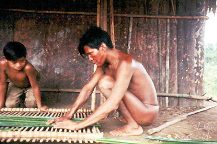 Índio Bara com seu filho no Alto Papuri. Foto: Jean Jackson, 1969.