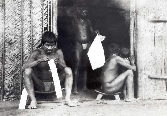 Indígena da etnia Tucana tecendo esteira, Indigenous man of Tucana  ethnicity weaving mat