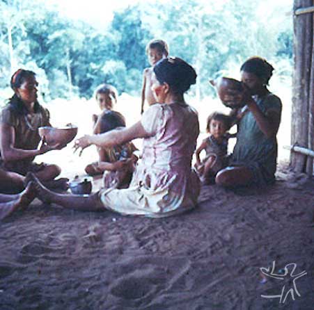 Índios Bara no Alto Papuri. Foto: Jean Jackson, 1969.