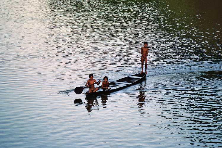 Crianças Arara no rio Guariba. Foto: Gilton Mendes, 2006