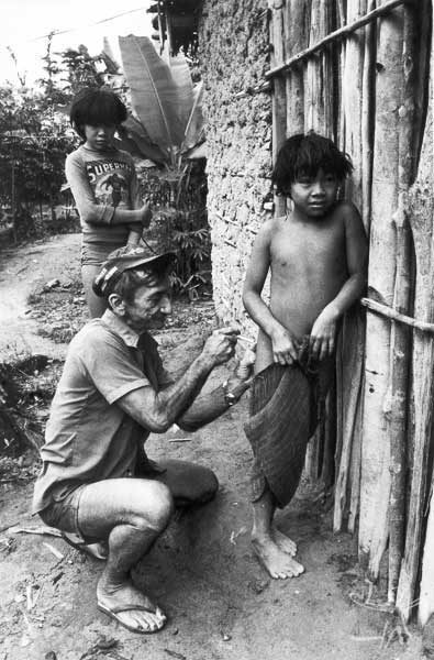 Antonio Luís Lisbôa Dutra, o Mano Velho, atendente de enfermagem do Posto Indígena Ipixuna desde 76, e o menino Maekãyi, durante epidemia de gripe. Foto: Eduardo Viveiros de Castro, 1982.
