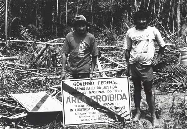 Demarcação da Terra Indígena Araweté. Foto: Leonardo Carneiro da Cunha, 1994.