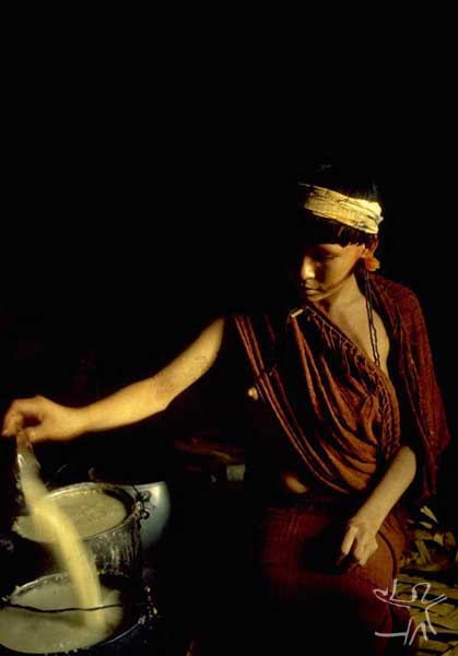 Iapi´i-hi preparando o cauim doce. Foto: Eduardo Viveiros de Castro, 1981.
