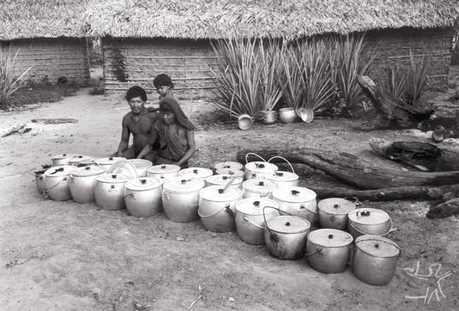 Casal patrocinador de um cauim alcóolico (Kan 'Da). As panelas pertencem a toda a aldeia e são emprestadas para a ocasião. Foto: Eduardo Viveiros de Castro, 1982.