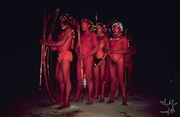Dança opirahë. Foto: Eduardo Viveiros de Castro, 1981