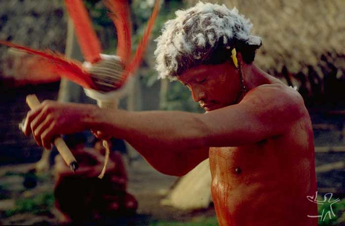 O pajé Kañî-paye com o aray e o charuto. Foto: Eduardo Viveiros de Castro, 1982. O pajé Kañî-paye com o aray e o charuto. Foto: Eduardo Viveiros de Castro, 1982.