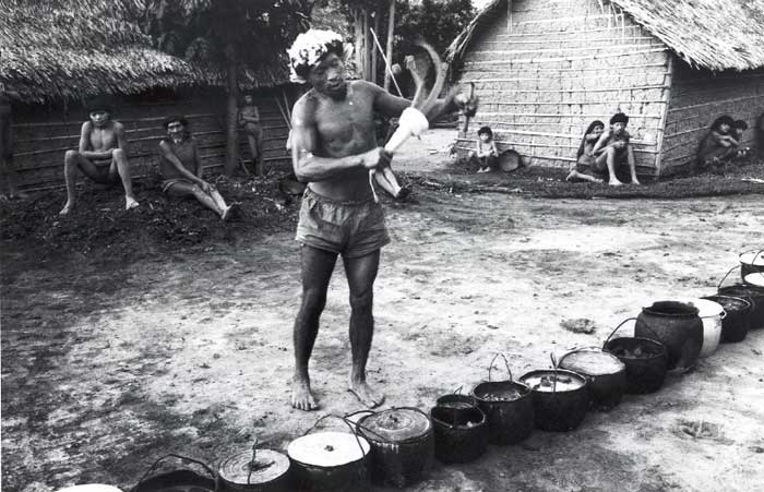 Pajé Kañî-paye benzendo carne de jaboti. Foto: Eduardo Viveiros de Castro, 1983.