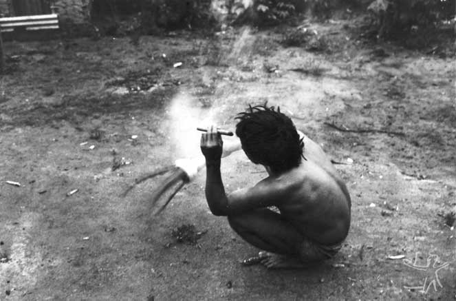 O pajé Kãyipayerä com o aray e um charuto (petï puku), instrumentos básicos do xamanismo, em cerimônia do cauim doce. Foto: Eduardo Viveiros de Castro, 1982.