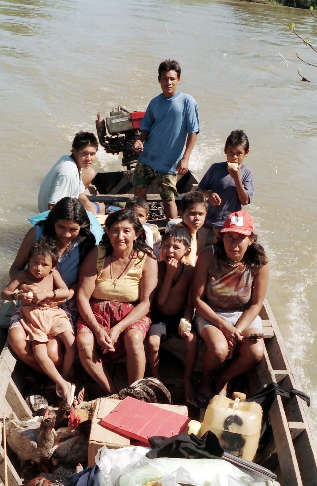 Navegando no Rio Branco. Foto: Hein van der Voort, 2004.