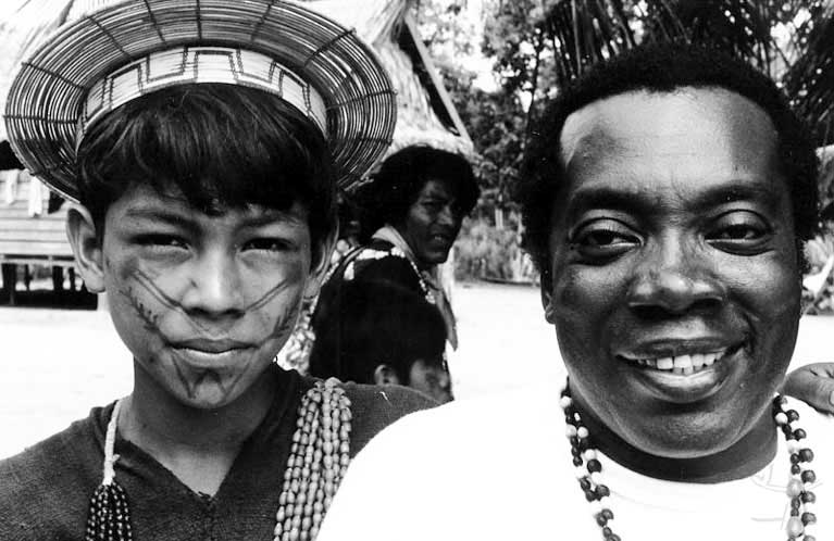 Milton Nascimento com Benki Pianko Ashaninka, por ocasião da visita do cantor à aldeia Apiwtxa. Foto: Beto Ricardo, 1989.