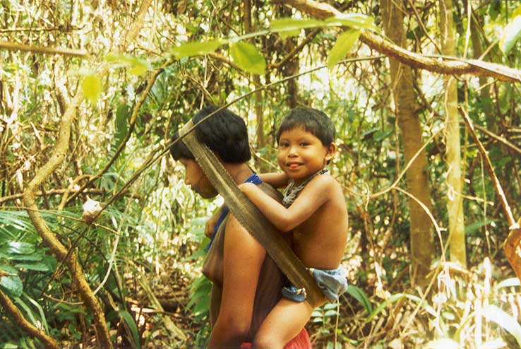 Menino asurini com sua mãe no Kuatinemu. Foto: Fabíola Silva, 2001.