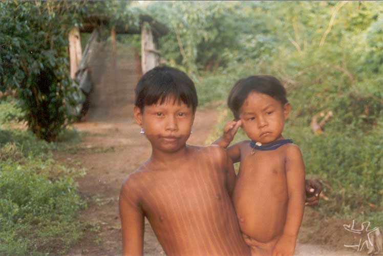 Menina asurini e seu irmão no Kuatinemu. Foto: Fabíola Silva, 2001.