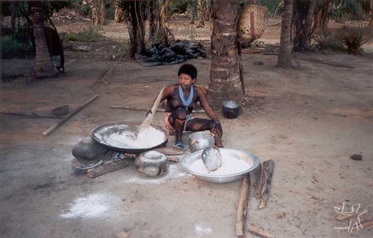 Mulher asurini torrando farinha. Foto: Fabíola Silva, 1998.