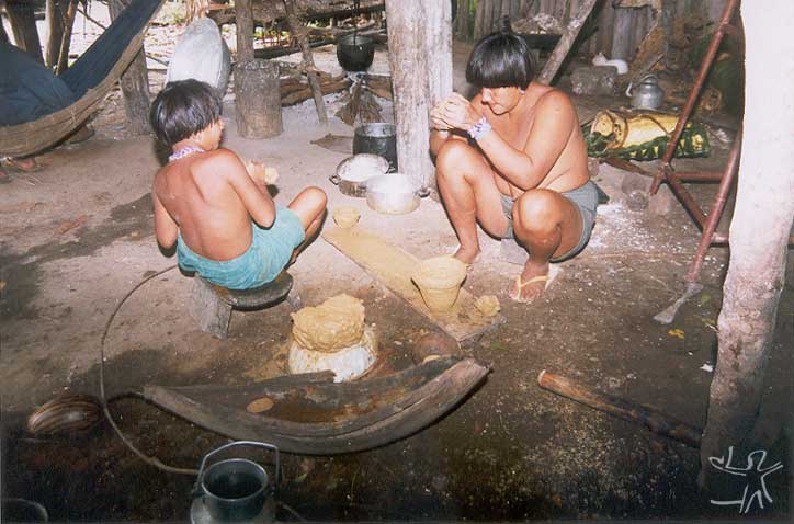 Mulher e criança asurini fazendo um vasilhame cerâmico. Foto: Fabíola Silva, 1998.