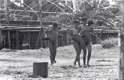 Mulheres asurini no Posto Indígena Koatinemo. Foto: Vincent Carelli, 1974.