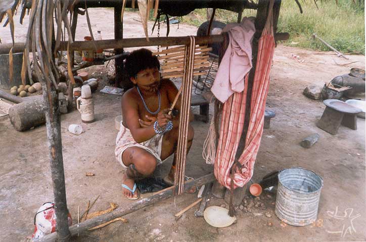 Mulher asurini tecendo uma tipóia. Foto: Fabíola Silva, 2001.