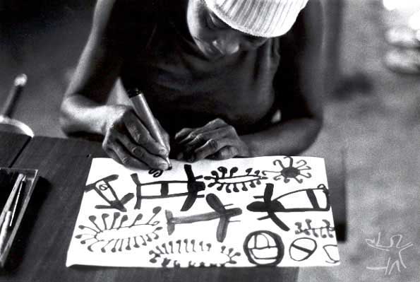 Foto: Nakwatxia, do grupo do alto Tocantins, desenhando. André Toral, 1985