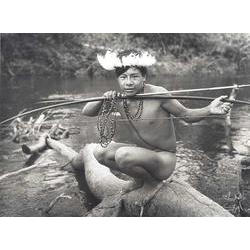 Jovem com arco, flecha e adornos à margem do Rio Roosevelt. Foto: Jesco Von Puttkamer, 1972. cinta_larga_3
