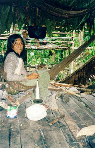 Takibunará fia algodão na aldeia Itaúba. Foto: Rodrigo Padua Rodrigues Chaves, 1998.