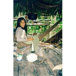 Takibunará fia algodão na aldeia Itaúba. Foto: Rodrigo Padua Rodrigues Chaves, 1998. deni_16