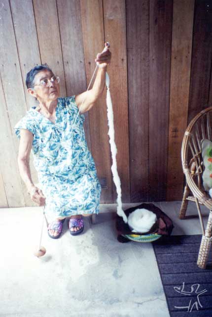 Dona Carolina Lod fiando algodão para confecção de redes. Foto: Lux Vidal, 2000