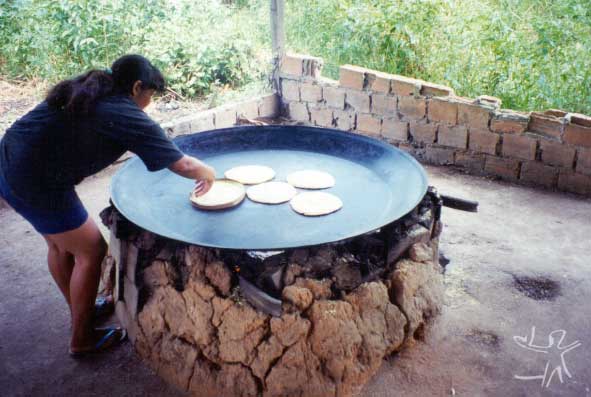 Preparação das galettes de mandioca. Foto: Lux Vidal, 2000