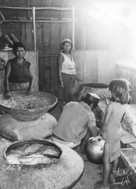 O caxiri é acondicionado nos potes, para fermentação. Foto: Frederico de Oliveira, 1978