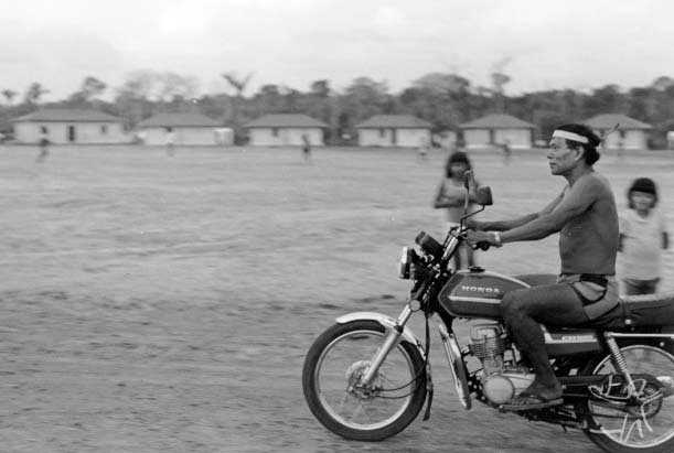 Krohokrenhum, com mais de 55 anos, resolve aprender a andar de moto. Foto: Iara Ferraz, 1985