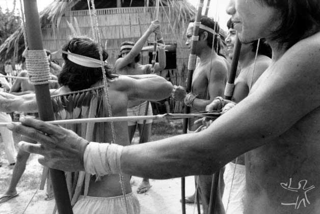 Jogo de flecha na aldeia Gavião do Mãe Maria. Foto: Miguel Rio Branco, 1976