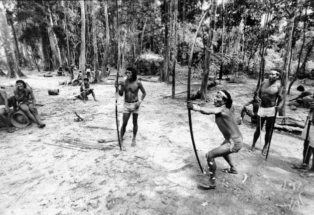 Krohokrenhum, exímio jogador de flecha. Foto: Vincent Carelli, 1983