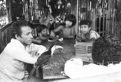 Índios Guajá do Rio Turiaçu e membros da Frente de Atração. Foto: Vincent Carelli, 1980.