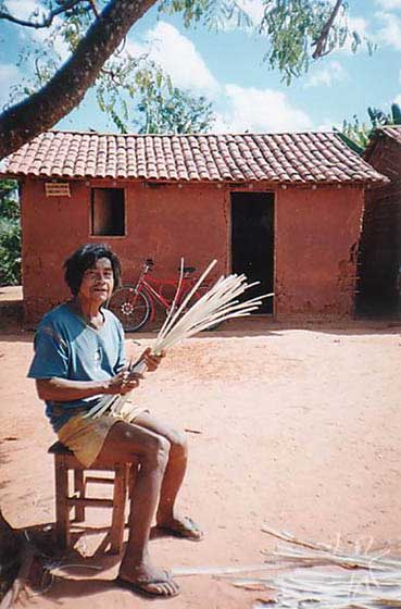 Savino Guajajara com ripas de taboca para fabricar peneiras na aldeia Cana Brava (TI Cana Brava). Foto: Peter Schröder, 2000 