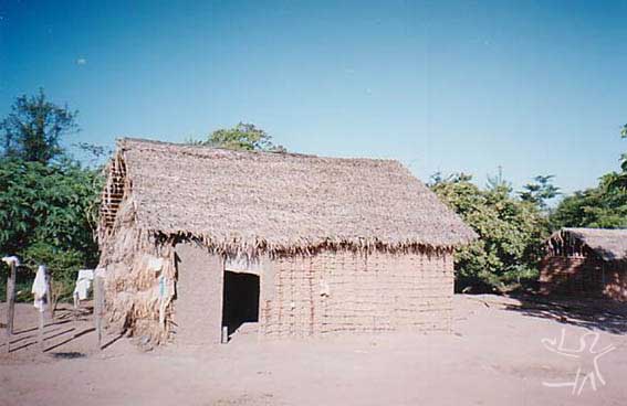 Casa guajajara na aldeia Cana Brava (TI Cana Brava). Foto: Peter Schröder, 2000