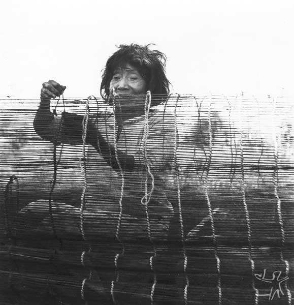 Artesã guarani kaiowa. Foto: Egon Shaden, 1949.