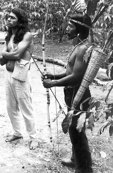 Liderança guarani ñandeva com Ailton Krenak na Terra Indígena Itariri (Serra do Itatins). Foto: acervo do ISA (sem autor), 1984.