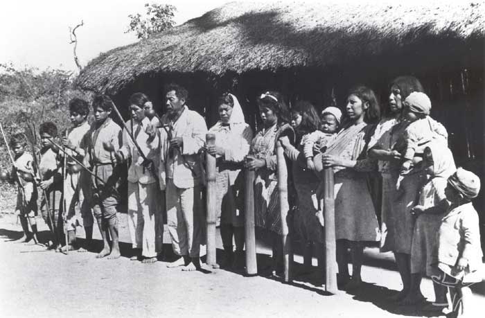 Cerimônia religiosa entre os Kaiowa. Foto: Egon Shaden, 1949.