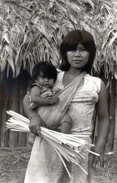 Mãe e filha na aldeia guarani mbya de Bracuí, em Angra dos Reis (RJ). Foto: Milton Guran, 1988.