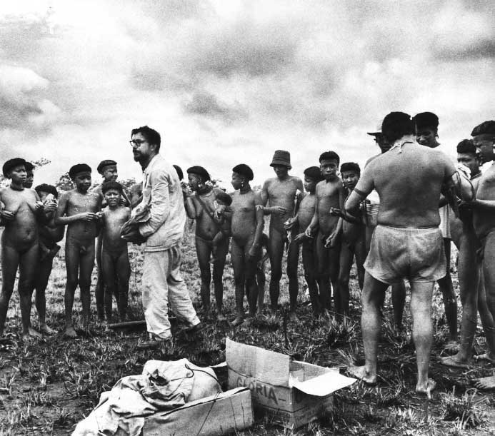Primeiro contato dos Ikpeng com a expedição liderada pelos irmãos Villas Bôas. Foto: Eduardo Galvão, 1964.