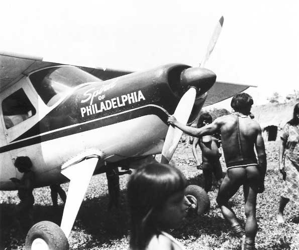 Ikpeng junto ao avião que levou a expedição liderada pelos Villas Bôas aos Ikpeng. Foto: Eduardo Galvão, 1964.