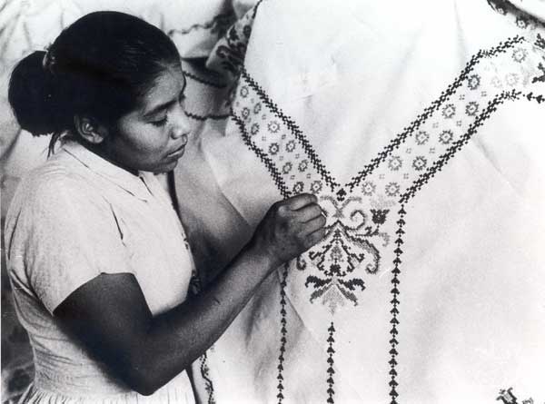Índia manoki fazendo um bordado na Missão Anchieta. Foto: Arquivo OPAN, década de 60.